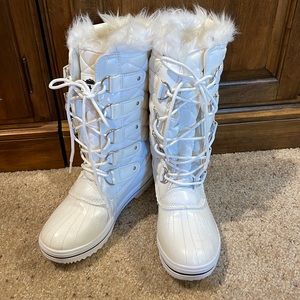 White quilted snowboots